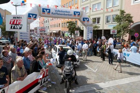 The bunch gets ready for the start.