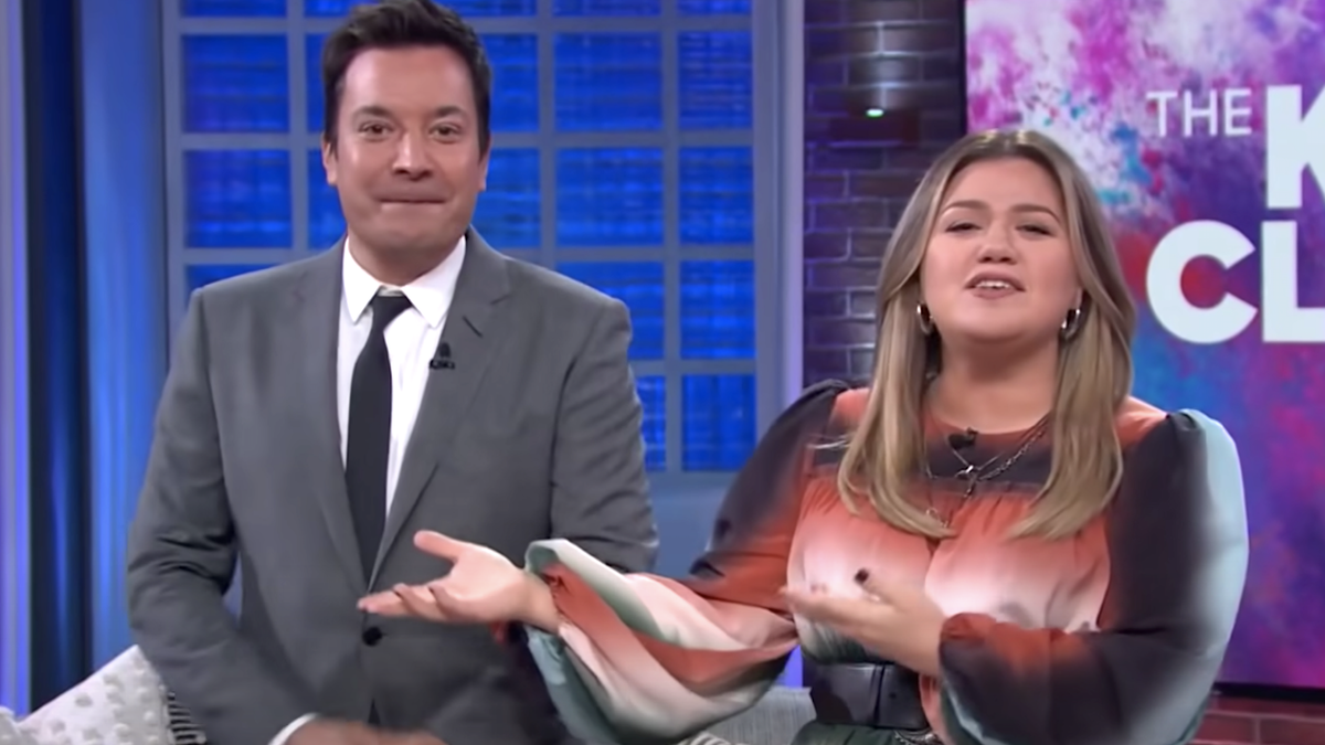 kelly clarkson jimmy fallon the kelly clarkson show screenshot youtube