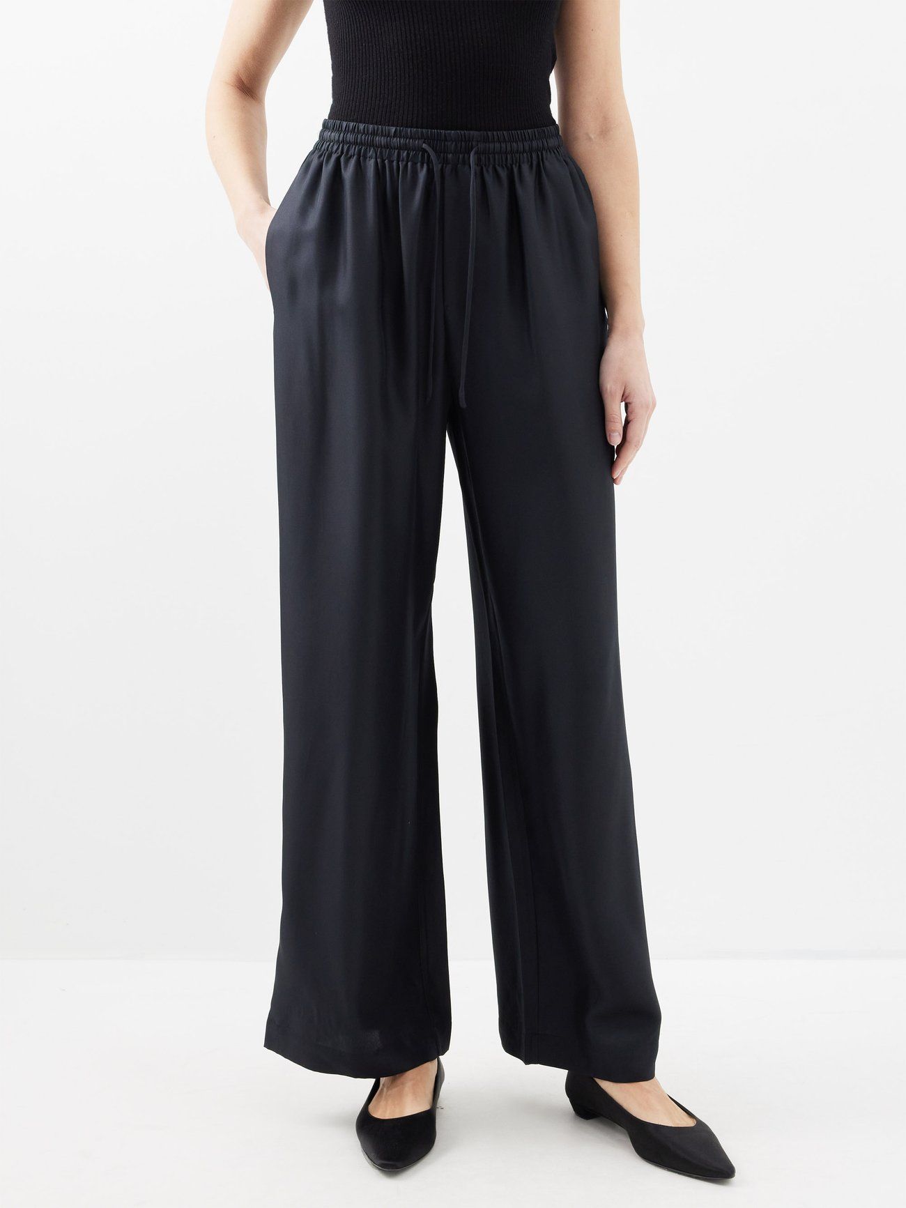 missing-image سوف ينتشر صيحة البنطلونات الحريرية في كل مكان هذا الربيع