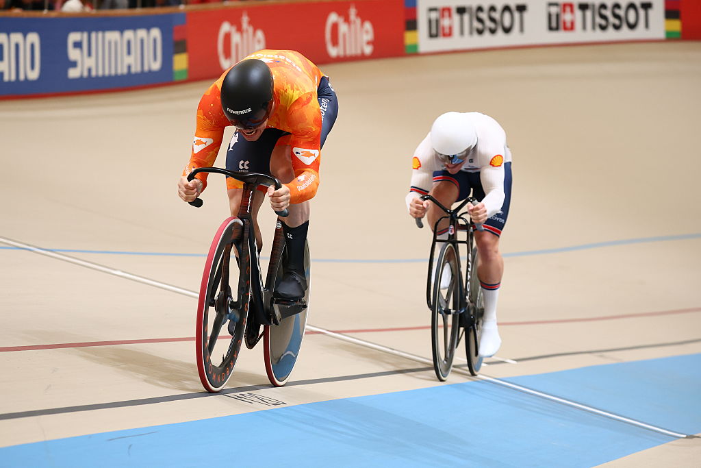 SANTIAGO, CHILE - OCTOBER 26: Harrie Lavreysen of the Netherlands competes in Men's Sprint during 2025 UCI Track World Championships at Velodromo de PeÒalolen on October 26, 2025 in Santiago, Chile. (Photo by Marcelo Hernandez/Getty Images)
