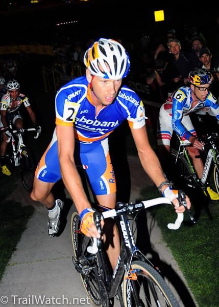 Gerben De Knegt (Rabobank - Giant) beginning a dismount.