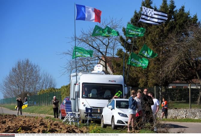 Some French fans on the roadside