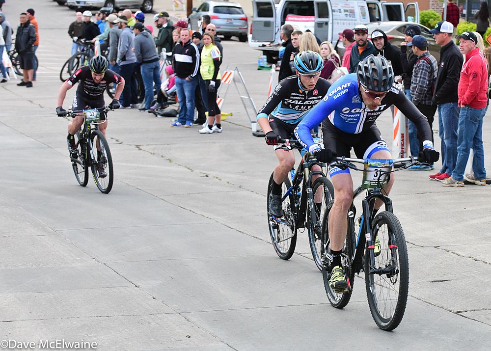 Carl Decker (Team Giant) and young Lance Haidet (Raleigh Clement) chase the leaders on lap three