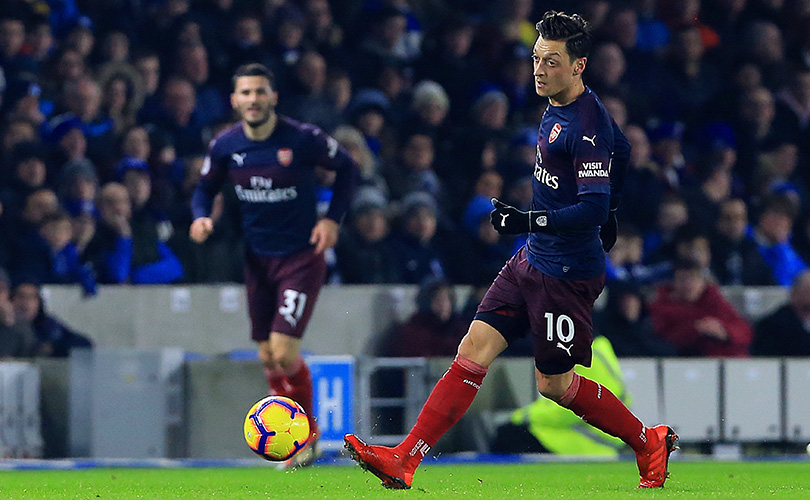 Mesut Ozil pass
