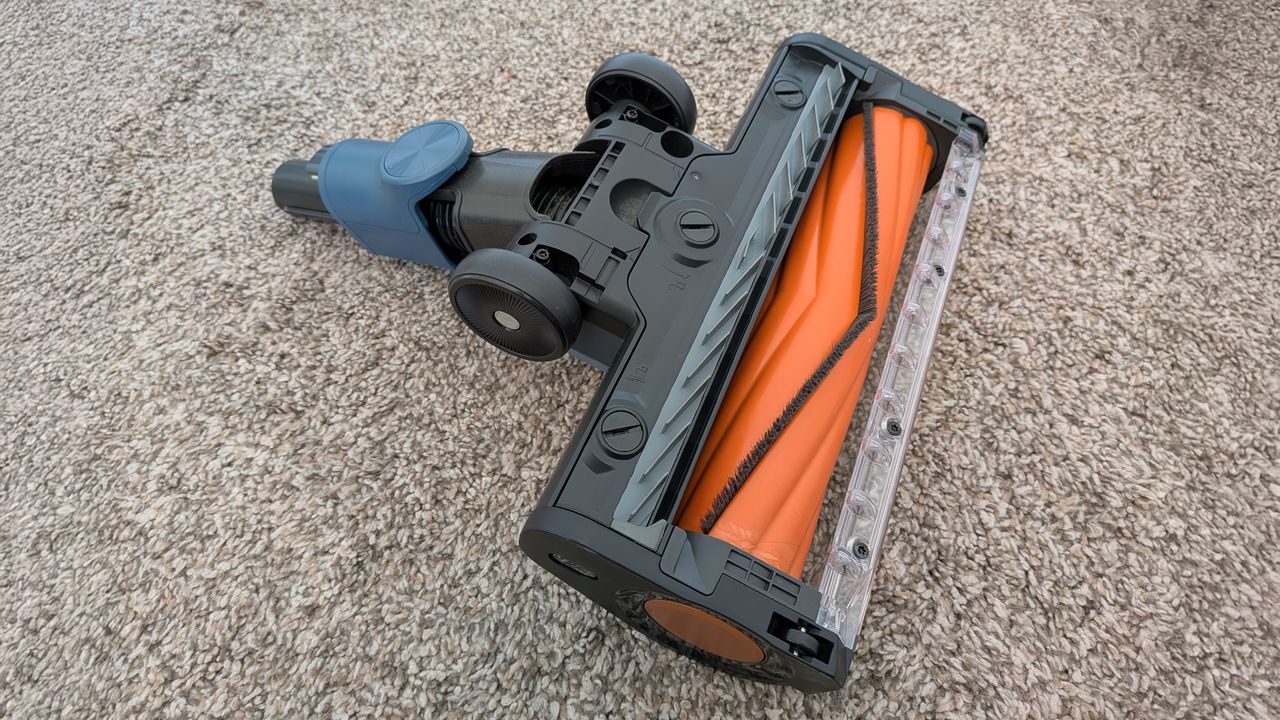 Close up of Shark PowerDetect Speed vacuum cleaner floorhead brush
