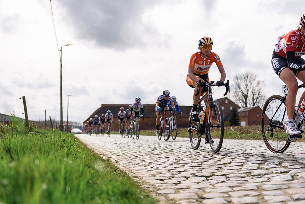 Kasia Pawłowska bounces across the cobbles as the race enters it's final phase - Pajot Hills Classic 2016