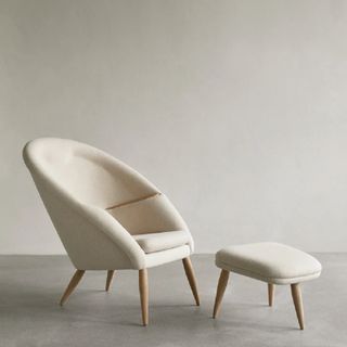 The oda lounge chair in white