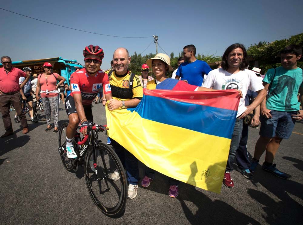 Darwin Atapuma (BMC) greets some Colombian fans