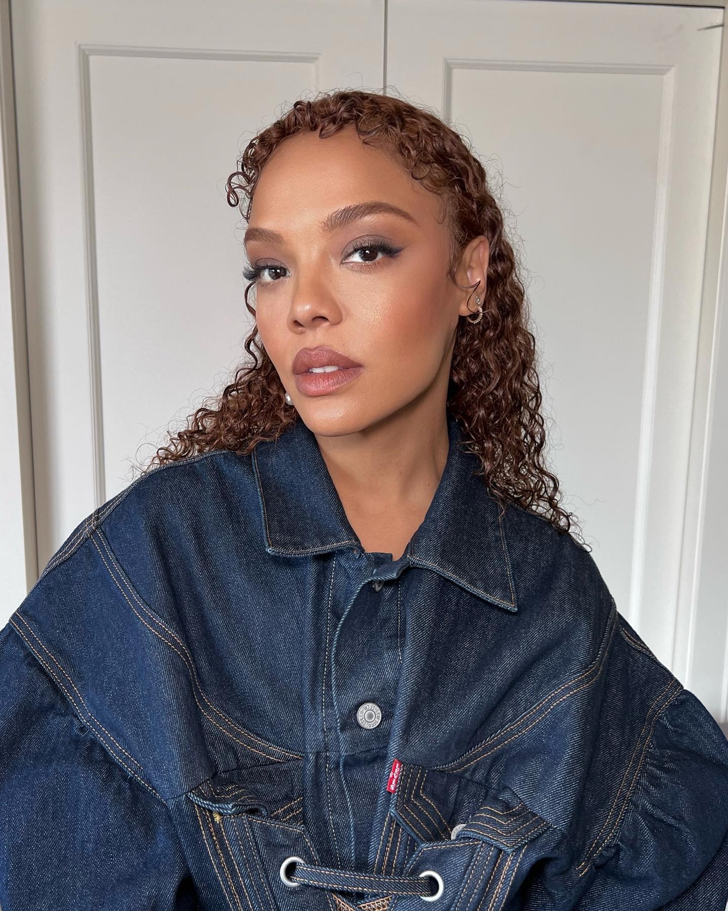 Tessa Thompson wearing glam makeup.