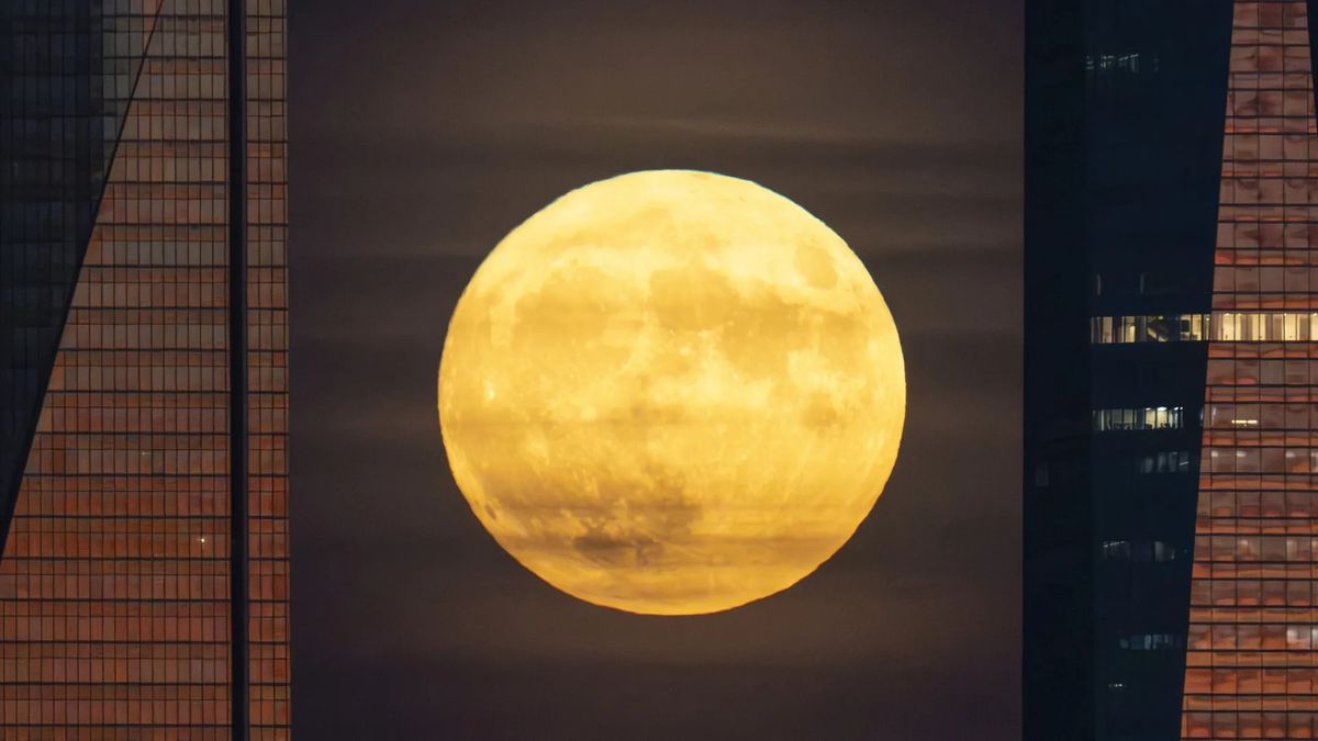 Why does a supermoon (blue moon) occur twice in two years, which only occurs once in a decade?