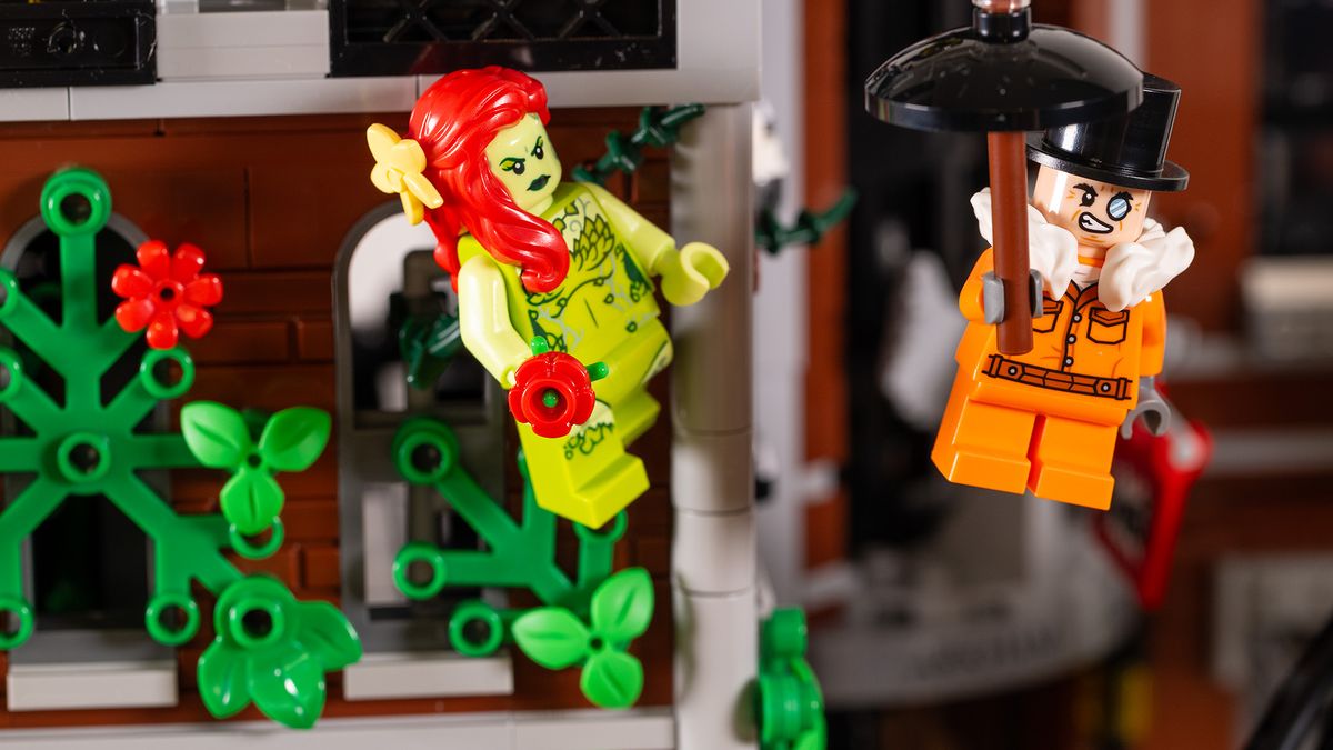 Lego DC Arkham Asylum (#76300) lego set, Ivy and Penguin
