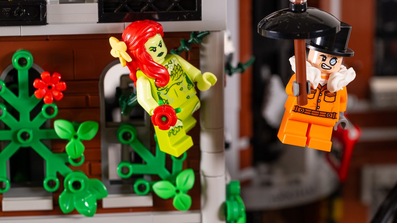 Lego DC Arkham Asylum (#76300) lego set, Ivy and Penguin