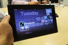 GridOS uses visually distinctive app clusters which are analogous to folders in iOS.