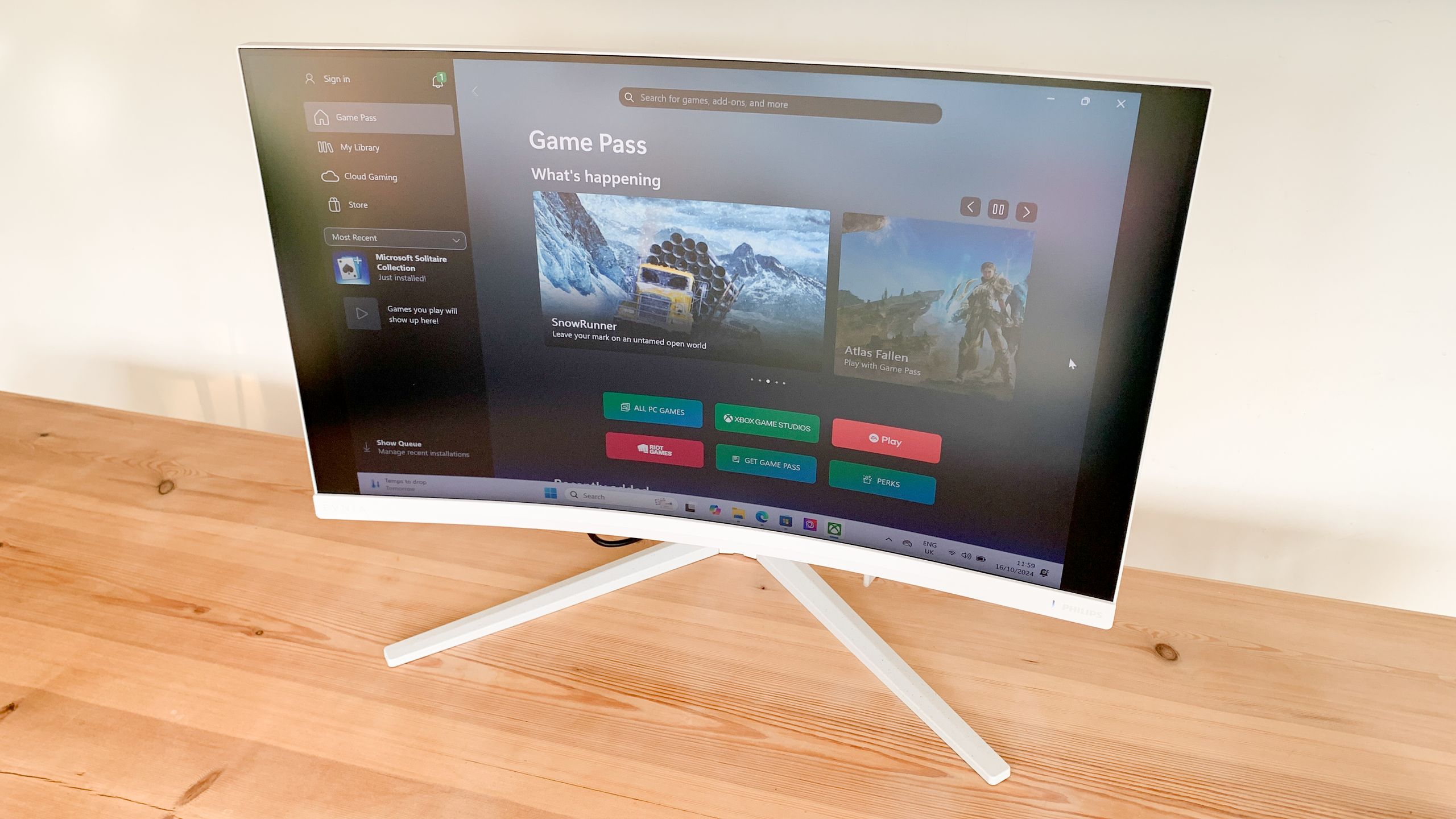 Philips Evnia 32M2C5501 review: stylish curved monitor offers