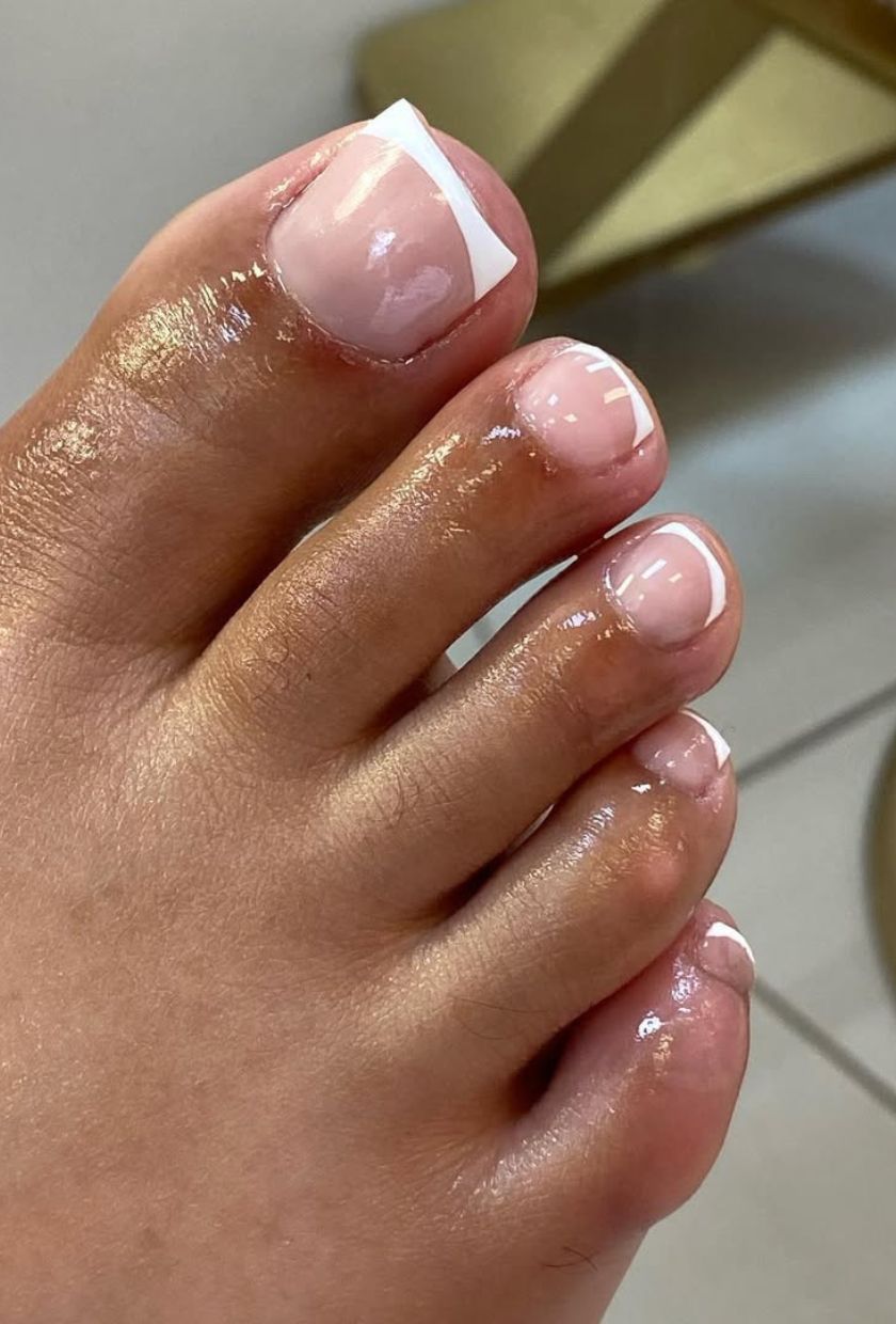 @morellolondon shows a classic French tip pedicure