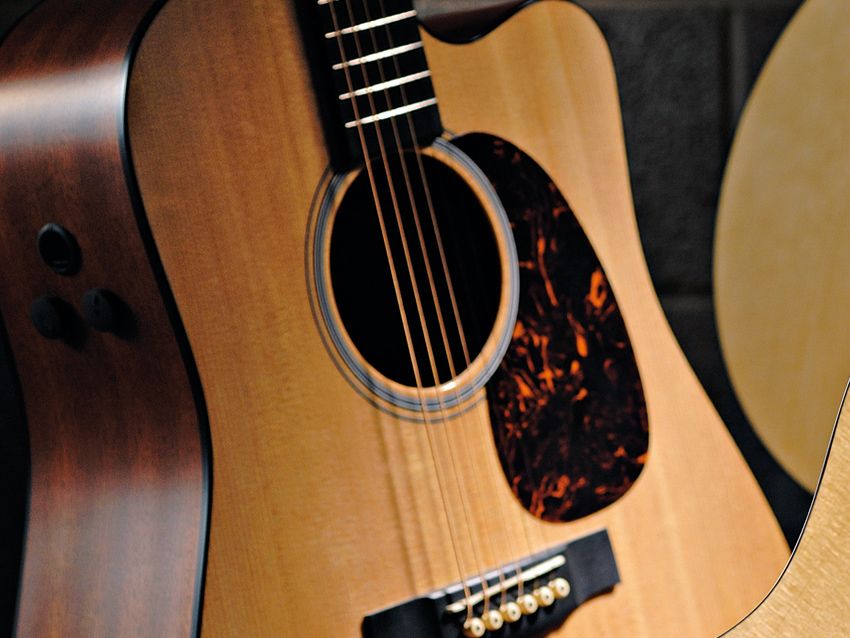 This has a bright tone with a strong bass.