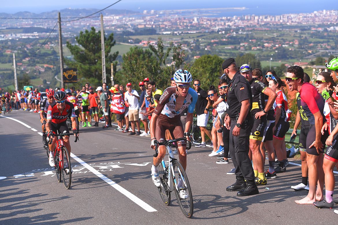 Romain Bardet (AG2R) attacks