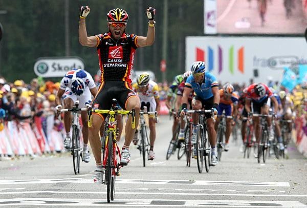 Alejandro Valverde (Caisse d'Epargne) celebrates a fine victory.
