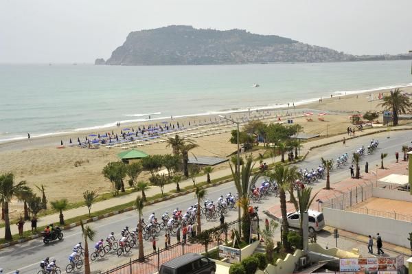 The peloton could easily have gotten distracted by the lovely beach and ocean