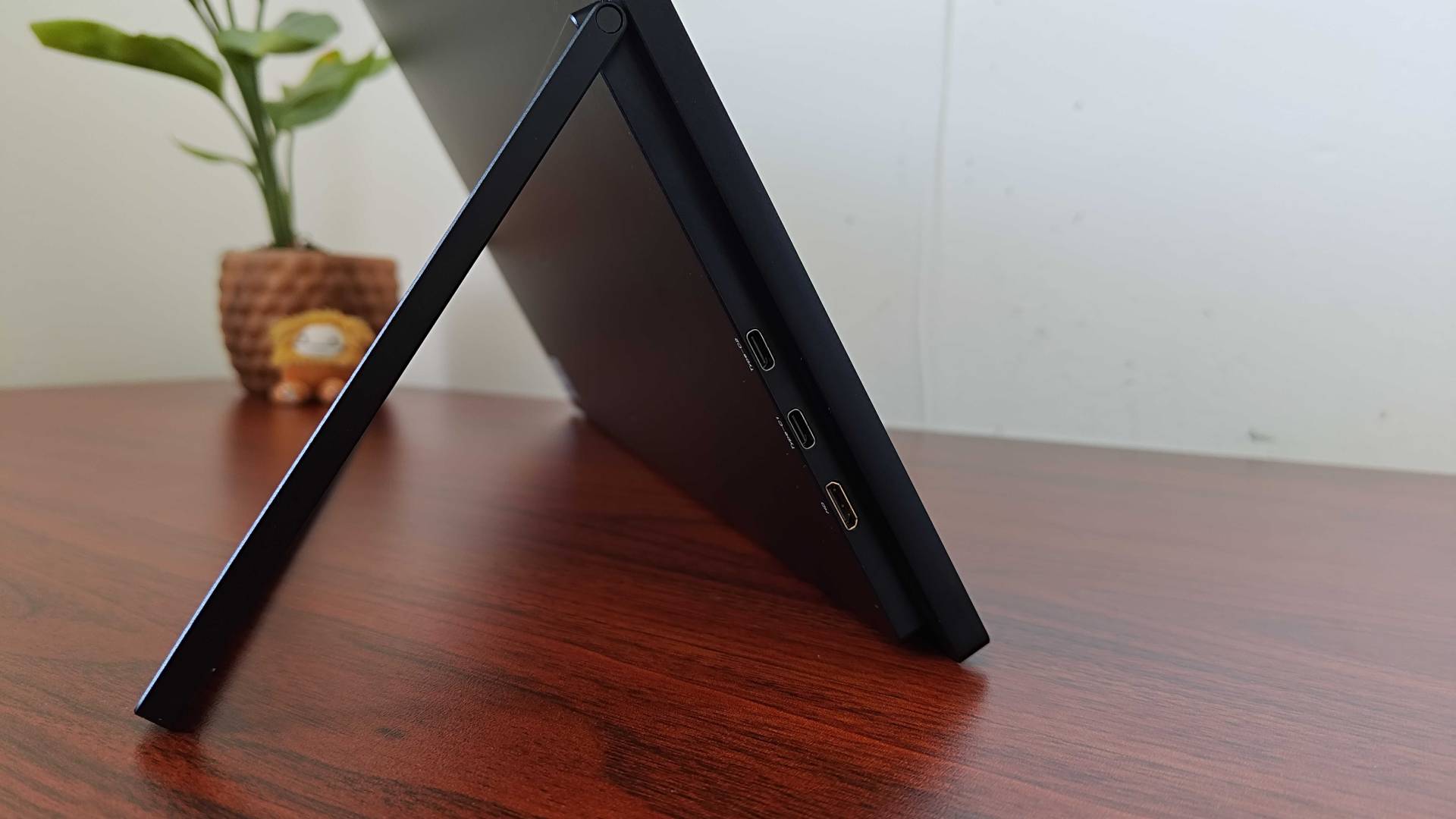 Side view of Uperfect Umax 24 portable monitor ports on desk.