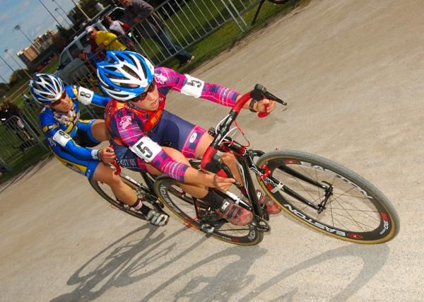 Katy Curtis (Cmc/Bow Cycle) chasing hard with Pepper Harlton (Juventus).
