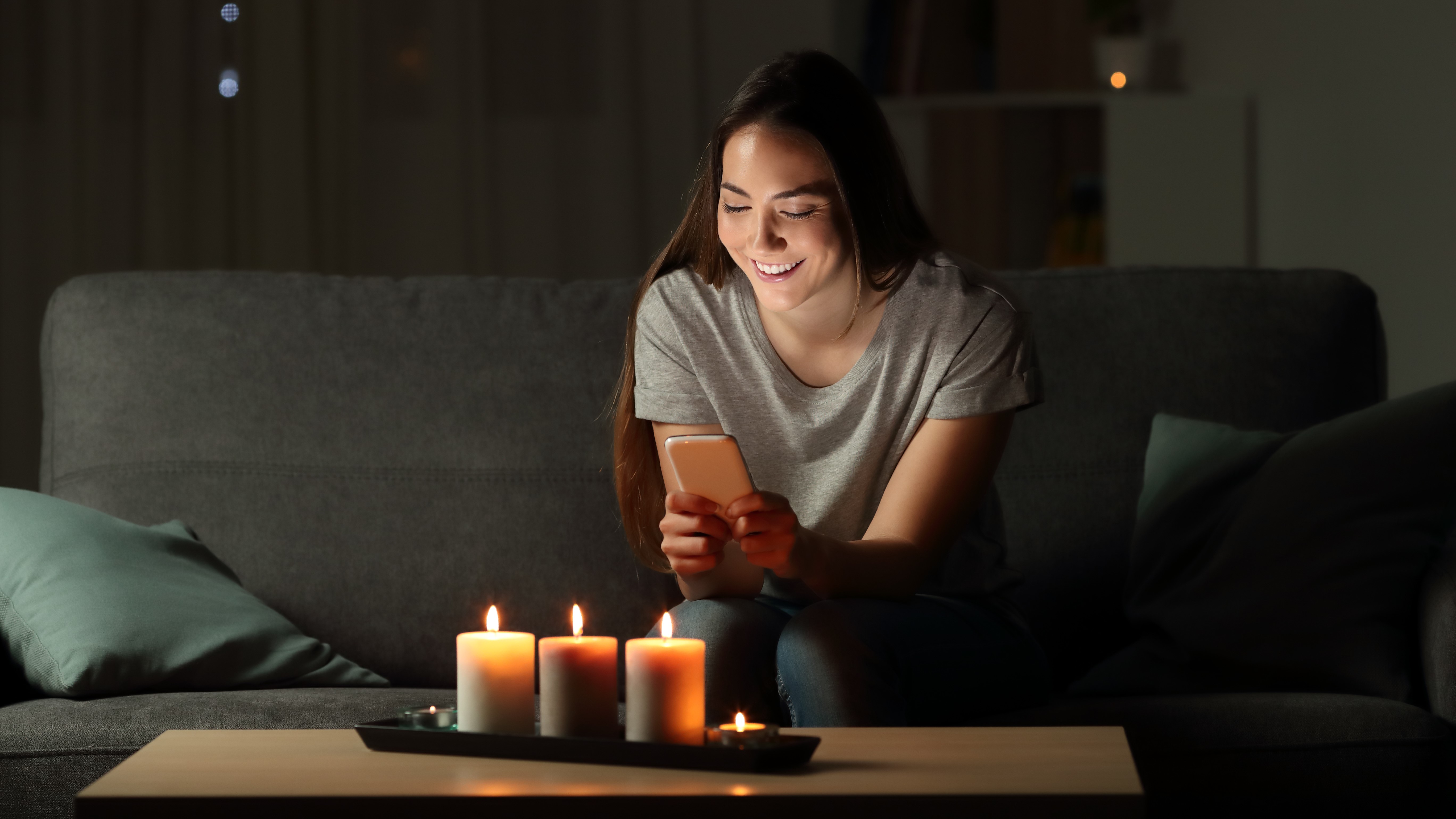 Mujer usando el teléfono por la noche