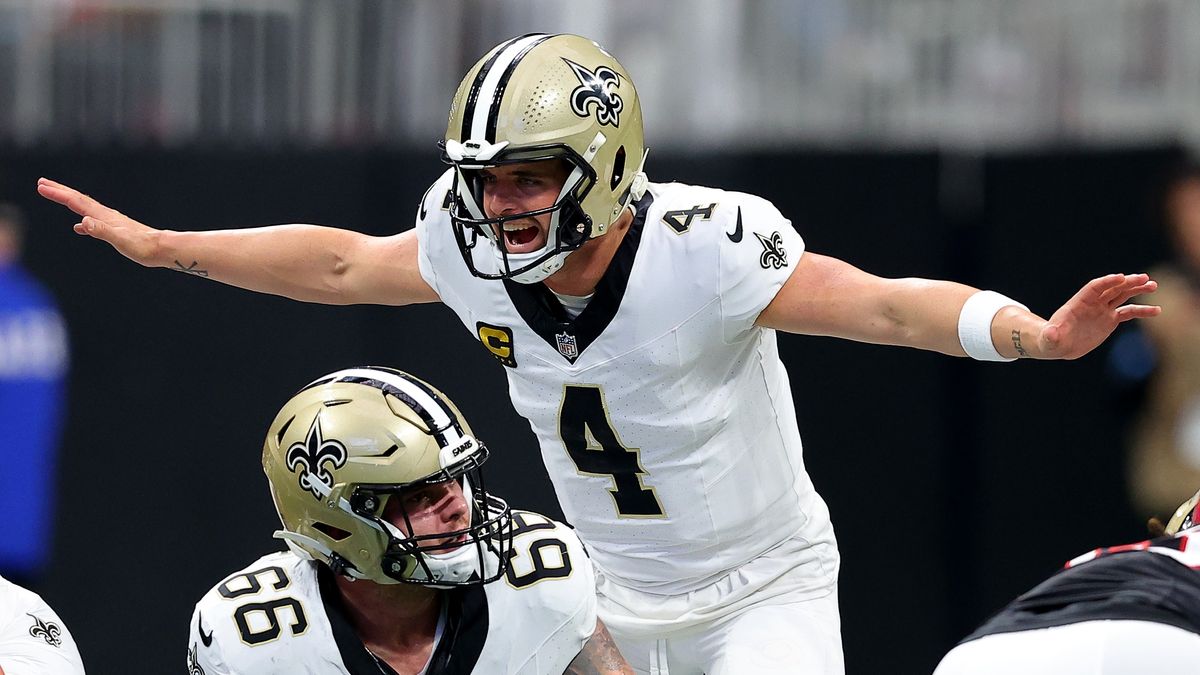 Derek Carr (4) of the New Orleans Saints calls out ahead of the Saints vs Chiefs live stream 2024