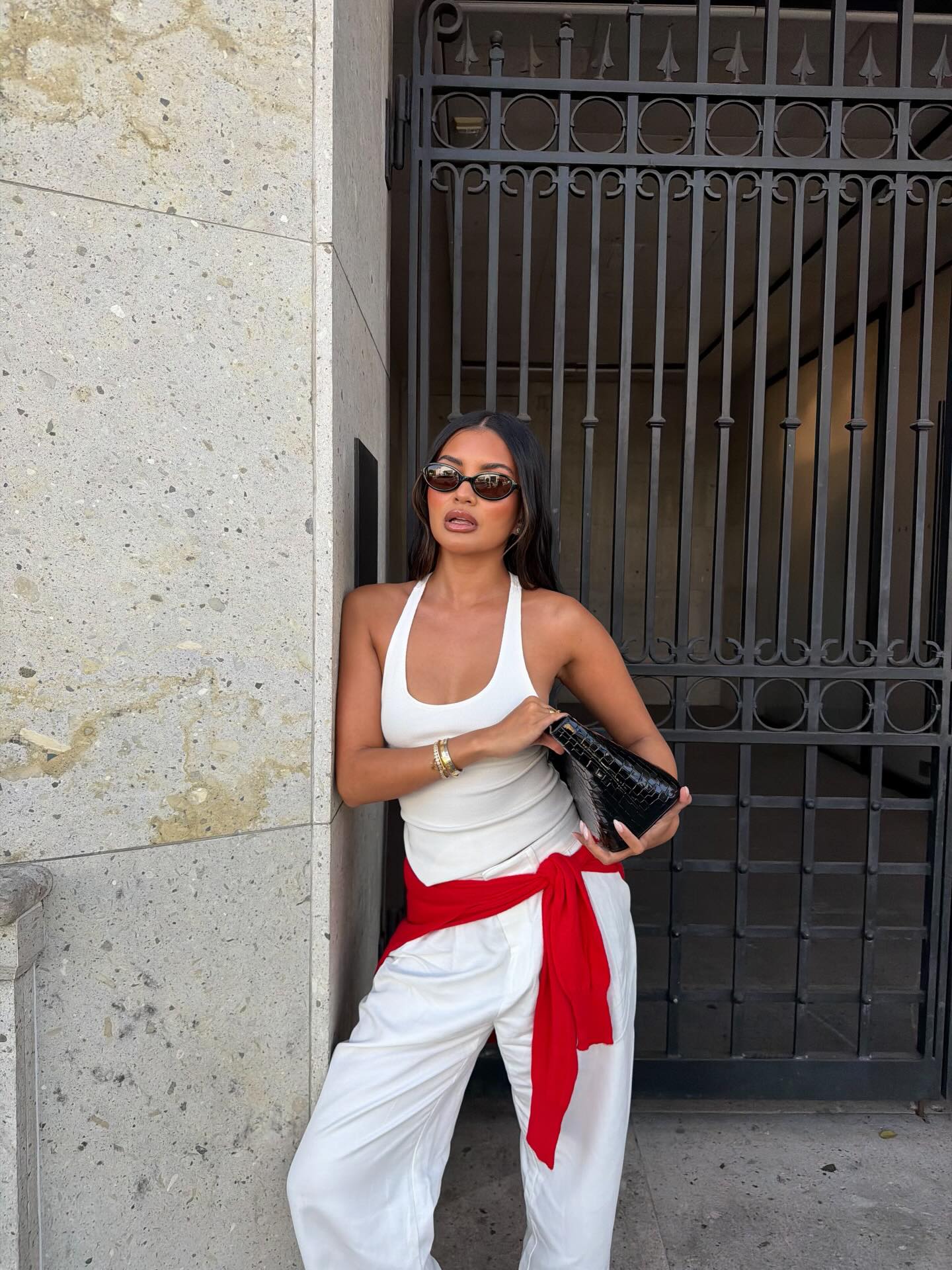 A woman wearing summer scoop neck tank outfit 2026.