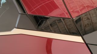 Primer plano de la insignia iX en el pilar C.