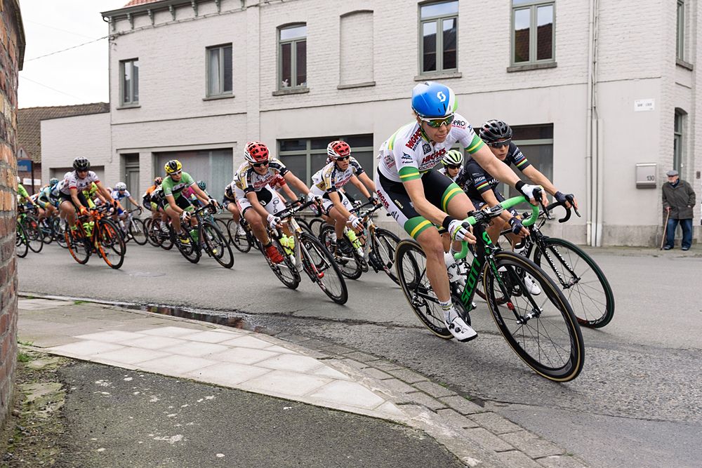 Sarah Roy sets the pace as the race weaves through town but Giorgia Bronzini is staying on her shoulder - Grand Prix de Dottignies 2016