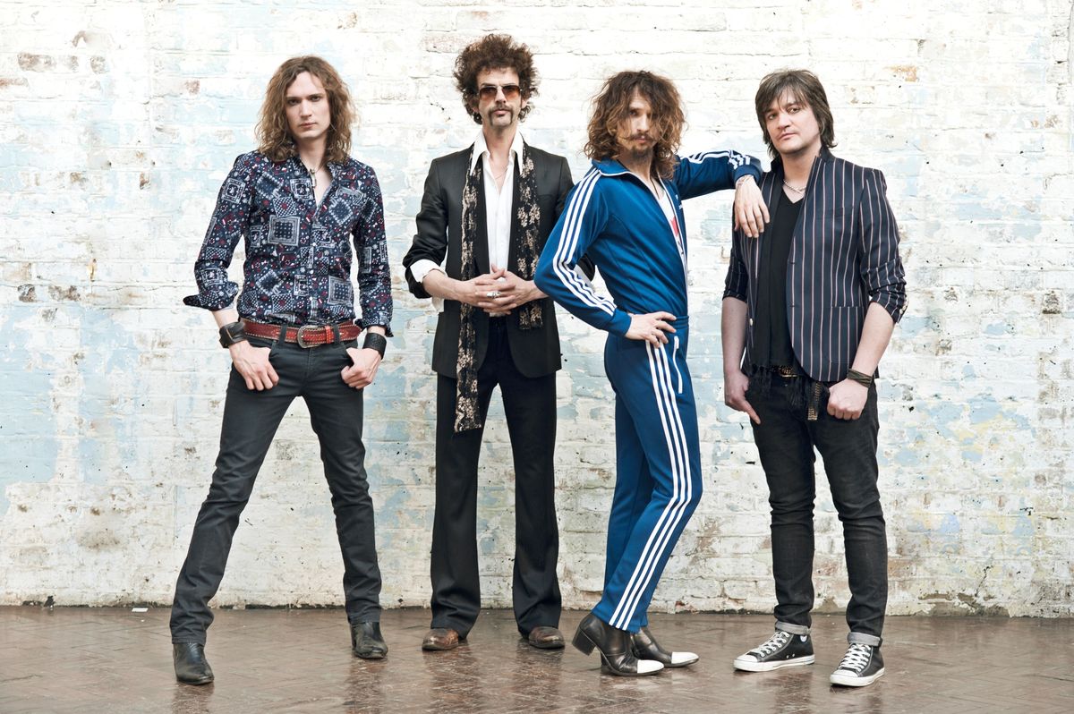 A quick wardrobe change for Frankie and his bandmates