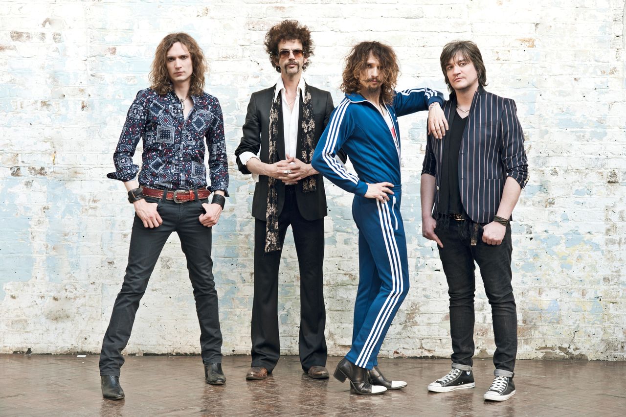 A quick wardrobe change for Frankie and his bandmates