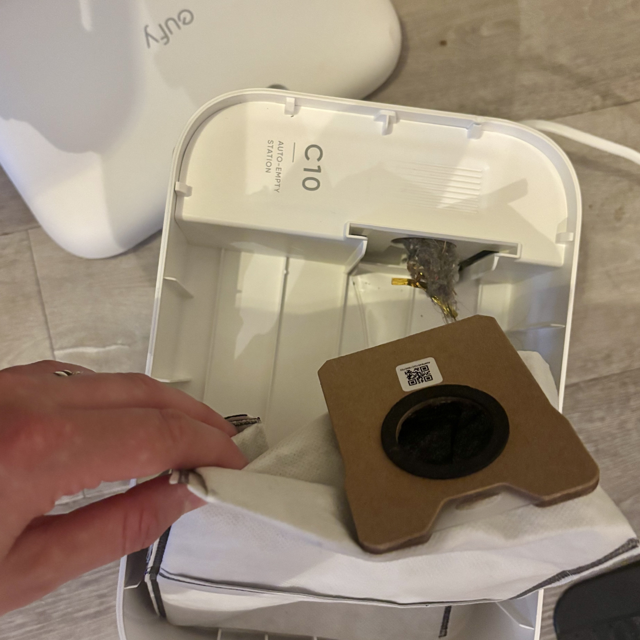 emptying Eufy C10 dustbag