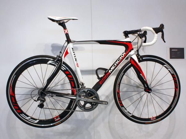 The curvy edges carry through to the rear end, too.