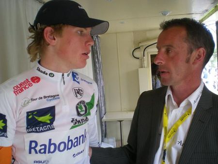 Race leader Jetse Bol (Rabobank Continental) and organiser Christophe Fossani had a discussion about the difficulty of stage 5.