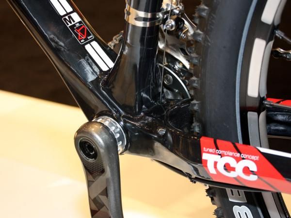 BMC fits its Teamelite TE01 with a conventional threaded bottom bracket.
