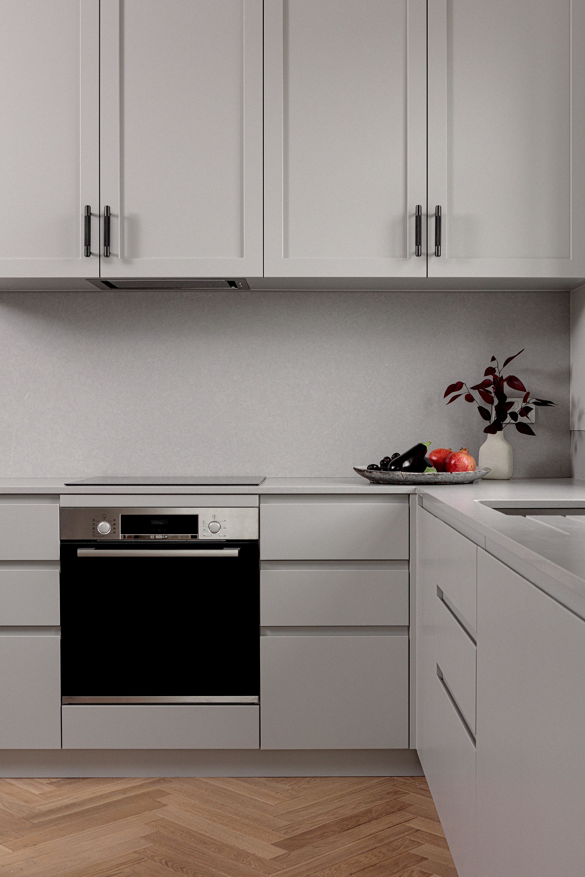 Ένα διακοσμητικό μπολ με φθινοπωρινά φρούτα