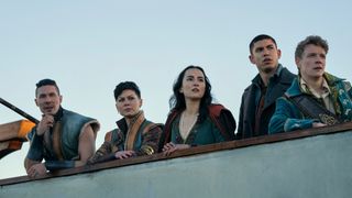 Tolya, Tamar, Alina, Mal, y Nikolai miran algo en la distancia en la temporada 2 de Sombra y Hueso