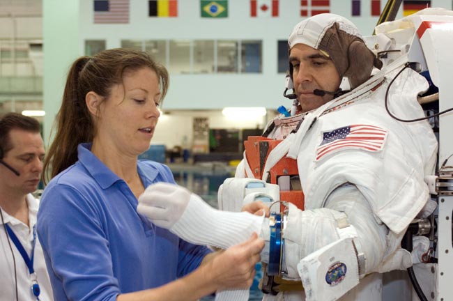 Mission Endeavour: Veteran Spaceflyers Gear Up for ISS Spacewalks