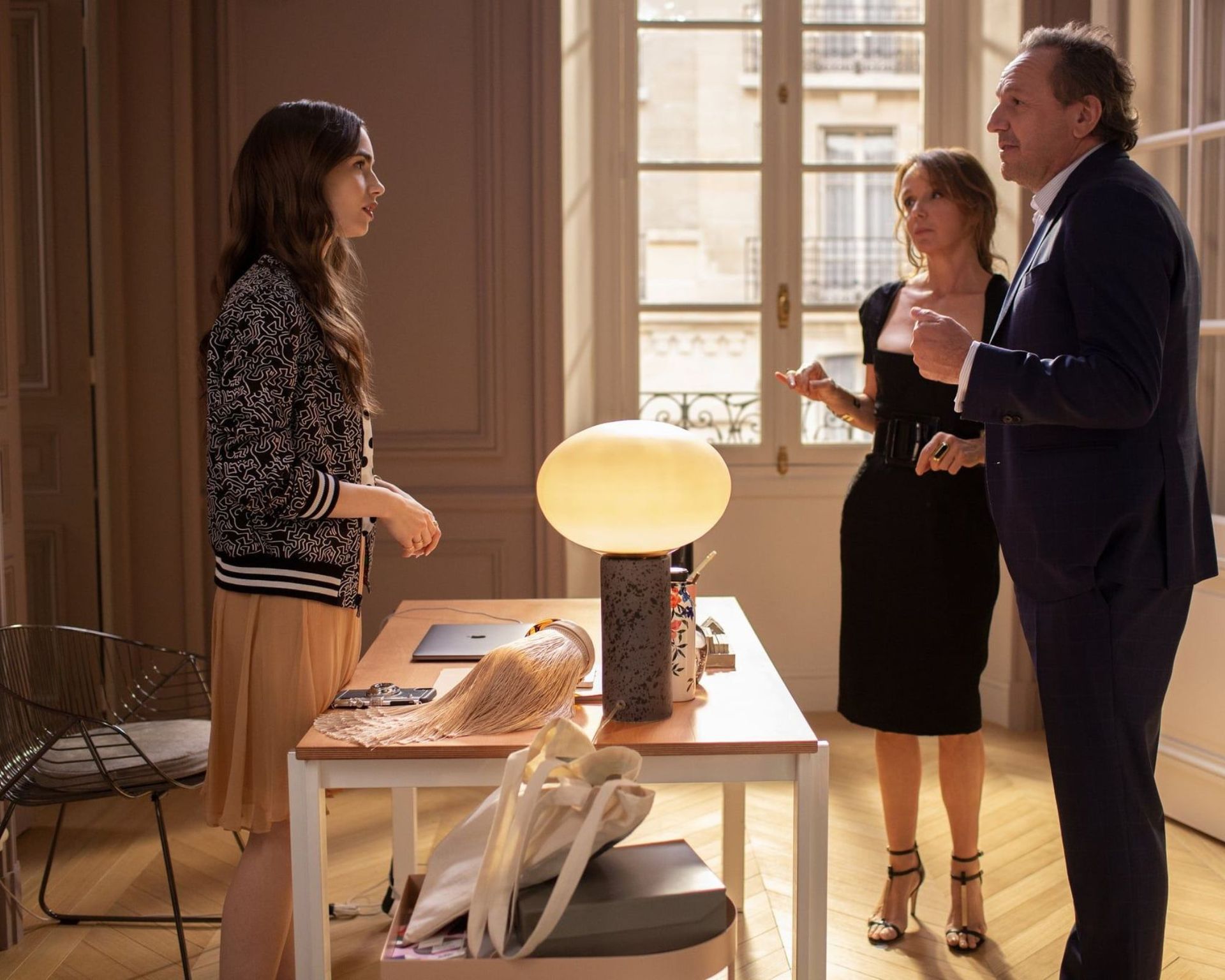 Emily dalam adegan Paris dengan dekorasi gaya Paris