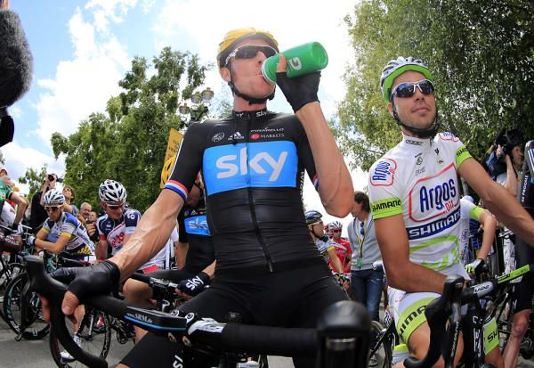 Bradley Wiggins staying hydrated at the start