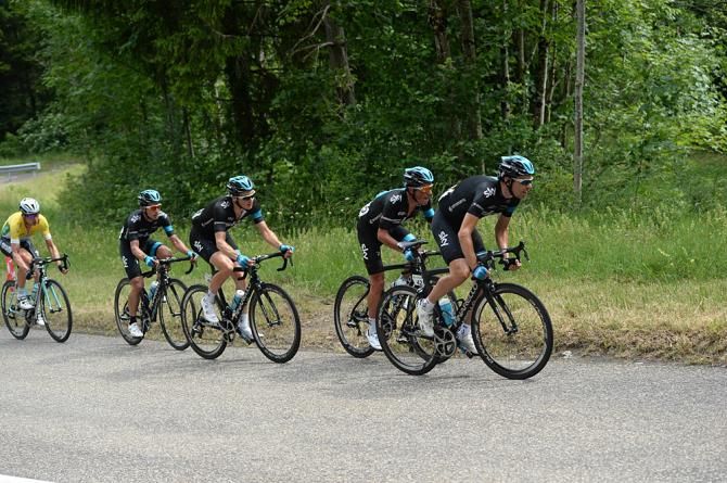 Team Sky put pressure on the field in the closing kilometers