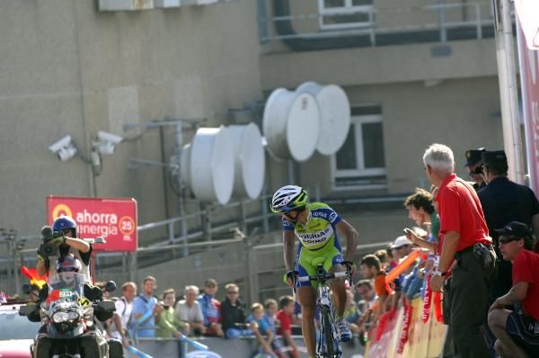 Vincenzo Nibali (Liquigas) grinds to the line to take the red jersey.