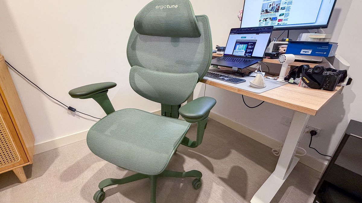 ErgoTune Vesby office chair at a desk