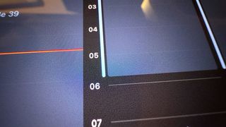 Gros plan sur l'écran OLED en tandem de l'iPad Pro 2024, qui présente une texture granuleuse.