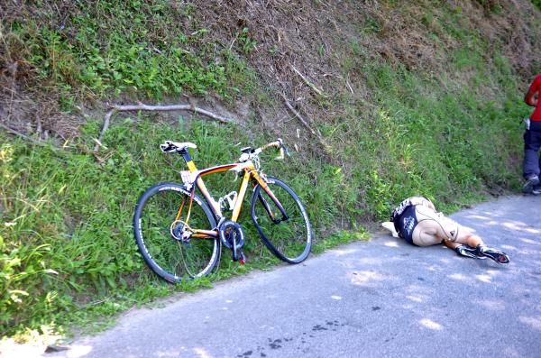 Iban Mayoz (Footon-Servetto) was a faller on the descent of the Col des Ares