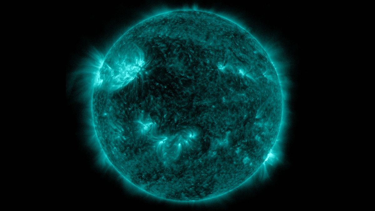 Large solar flare blasts toward Earth, causing radio blackouts