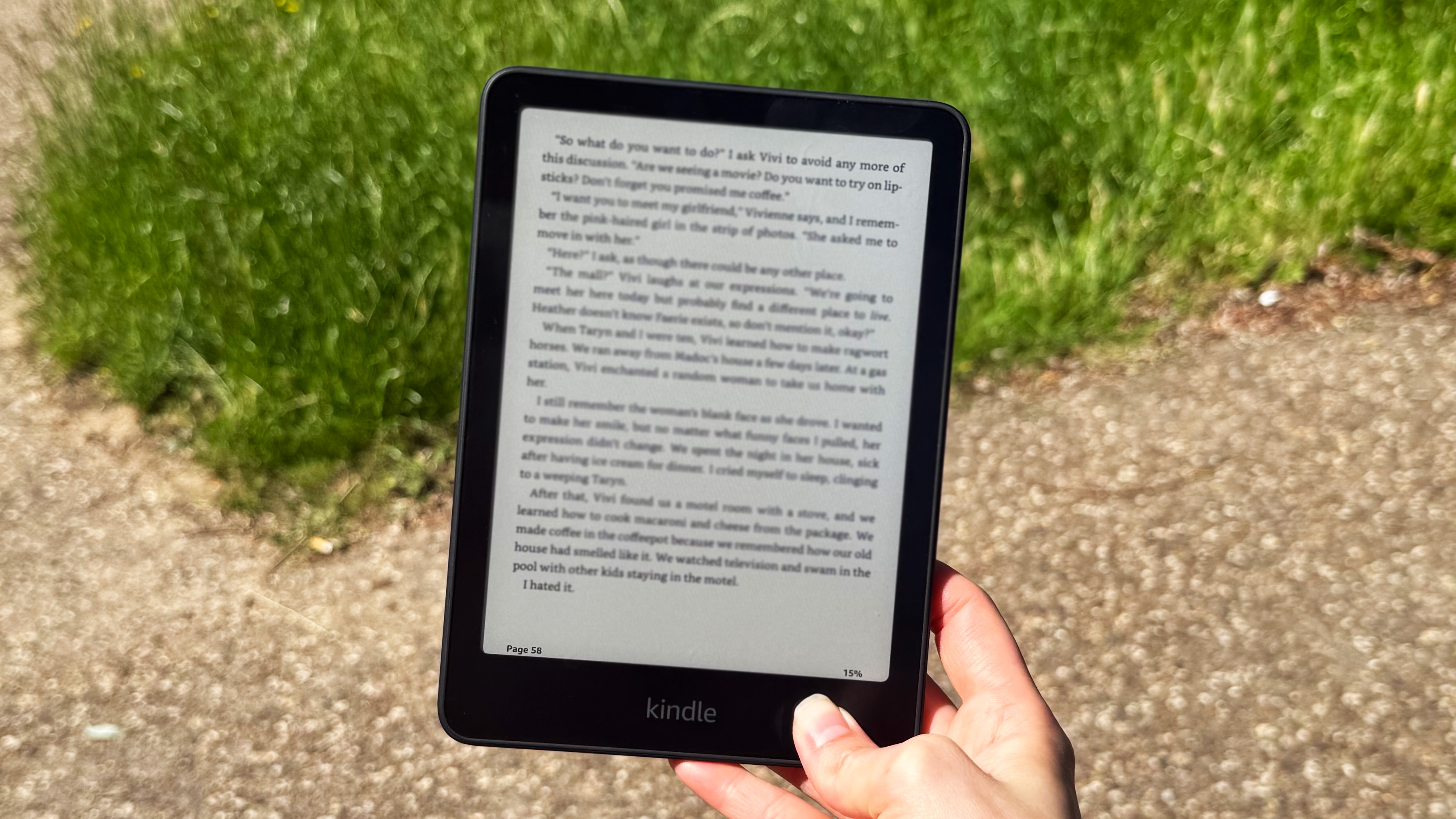 Kindle Colorsoft 2026 در زیر نور مستقیم خورشید عکاسی شده است