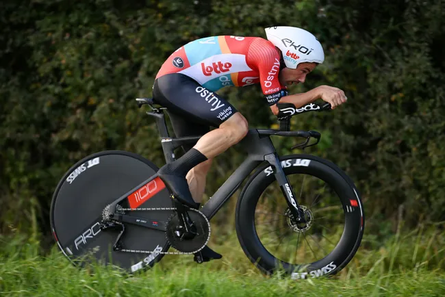 Victor Campenaerts impegnato nella cronometro del Giro del Lussemburgo 2023 (Image credit: Getty Images)