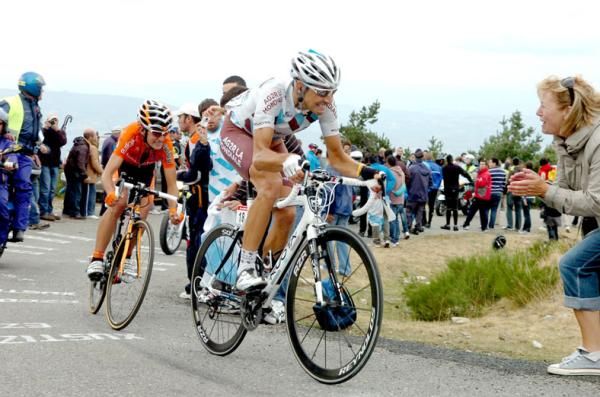 Matteo Montaguti (Ag2r-La Mondiale) in forlorn pursuit of David Moncoutie.